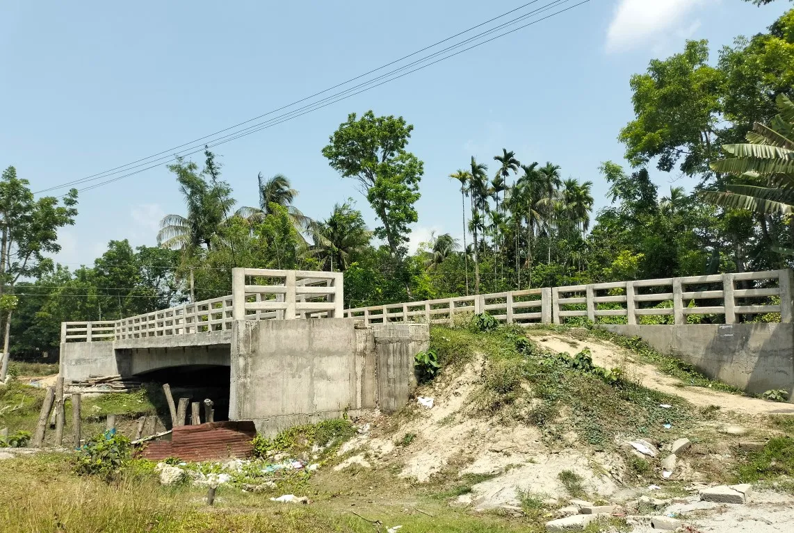 বাকেরগঞ্জে দুই কোটি টাকার সেতুতে নেই সংযোগ সড়ক, ভোগান্তিতে হাজারো মানুষ